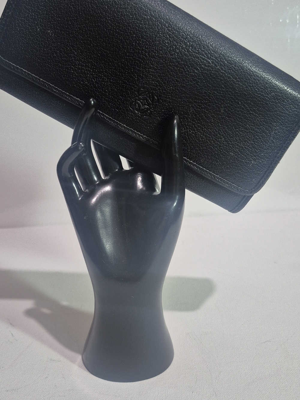 Black leather Loewe bi-fold long wallet with anagram logo. - Picture 2 of 11